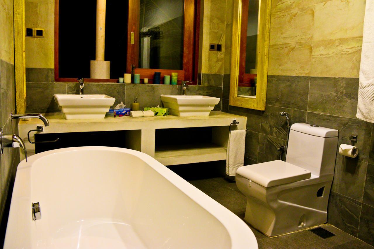 White Palace Hotel กัมปาฮา ภายนอก รูปภาพ